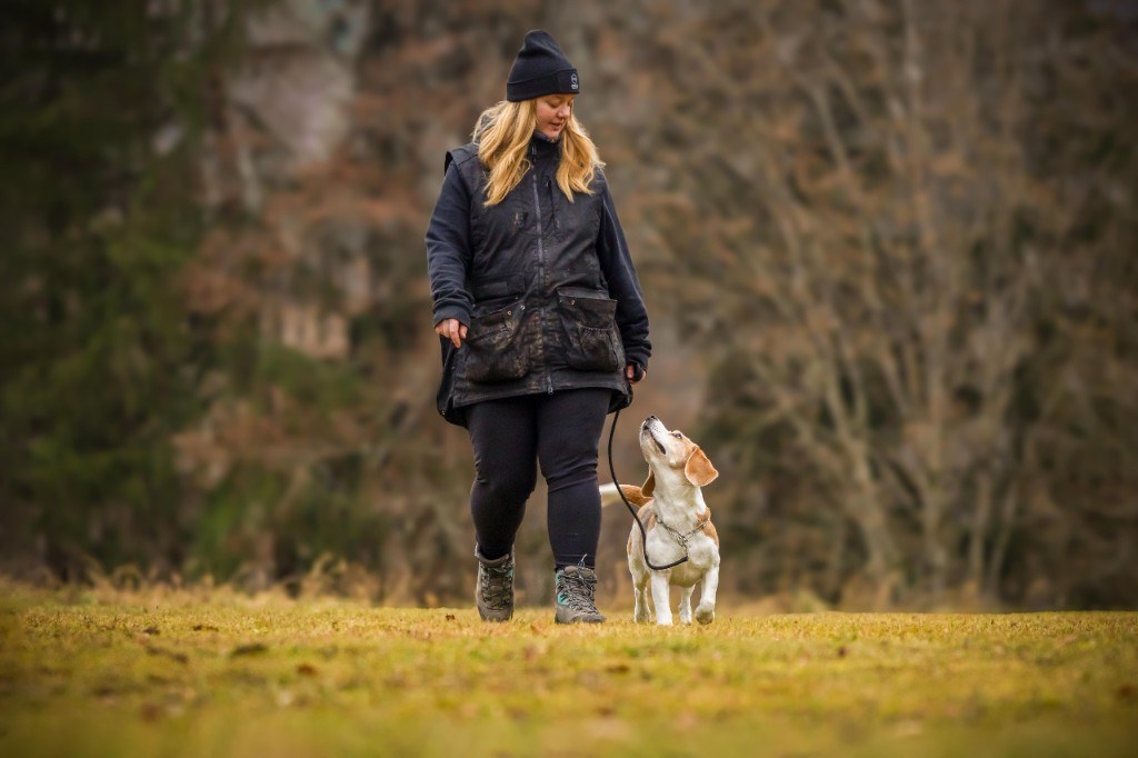 Yvonne Laux geht mit Beagle Milly an der Leine